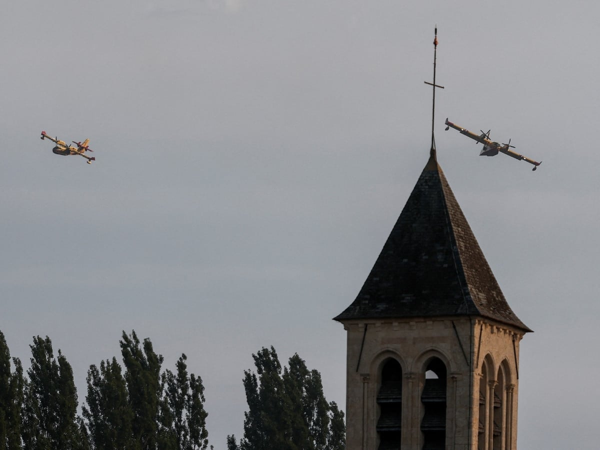 France deploys water bombers against wildfire near Paris