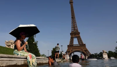 people cool off in the trocadero fountain in front of the eiffel tower as temperatures rise in paris during a heatwave affecting a large part of france june 23 2026 photo reuters