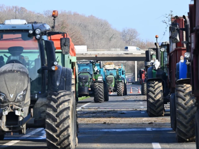 french farmers are angry over what they see as the government s heavy handed response to the crisis photo afp french farmers are angry over what they see as the government s heavy handed response to the crisis photo afp