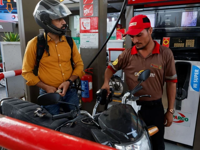 Govt decreases petrol by 14 paisas, diesel by Rs1.89 for Oct 1