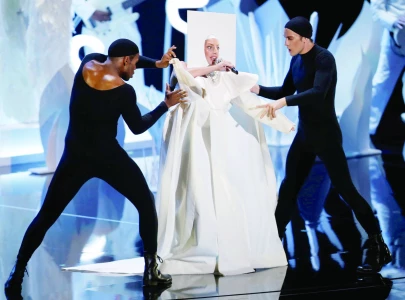 lady gaga returns to vmas stage lady gaga returns to vmas stage