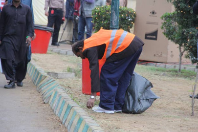 flying trash puts capital commuters at risk flying trash puts capital commuters at risk
