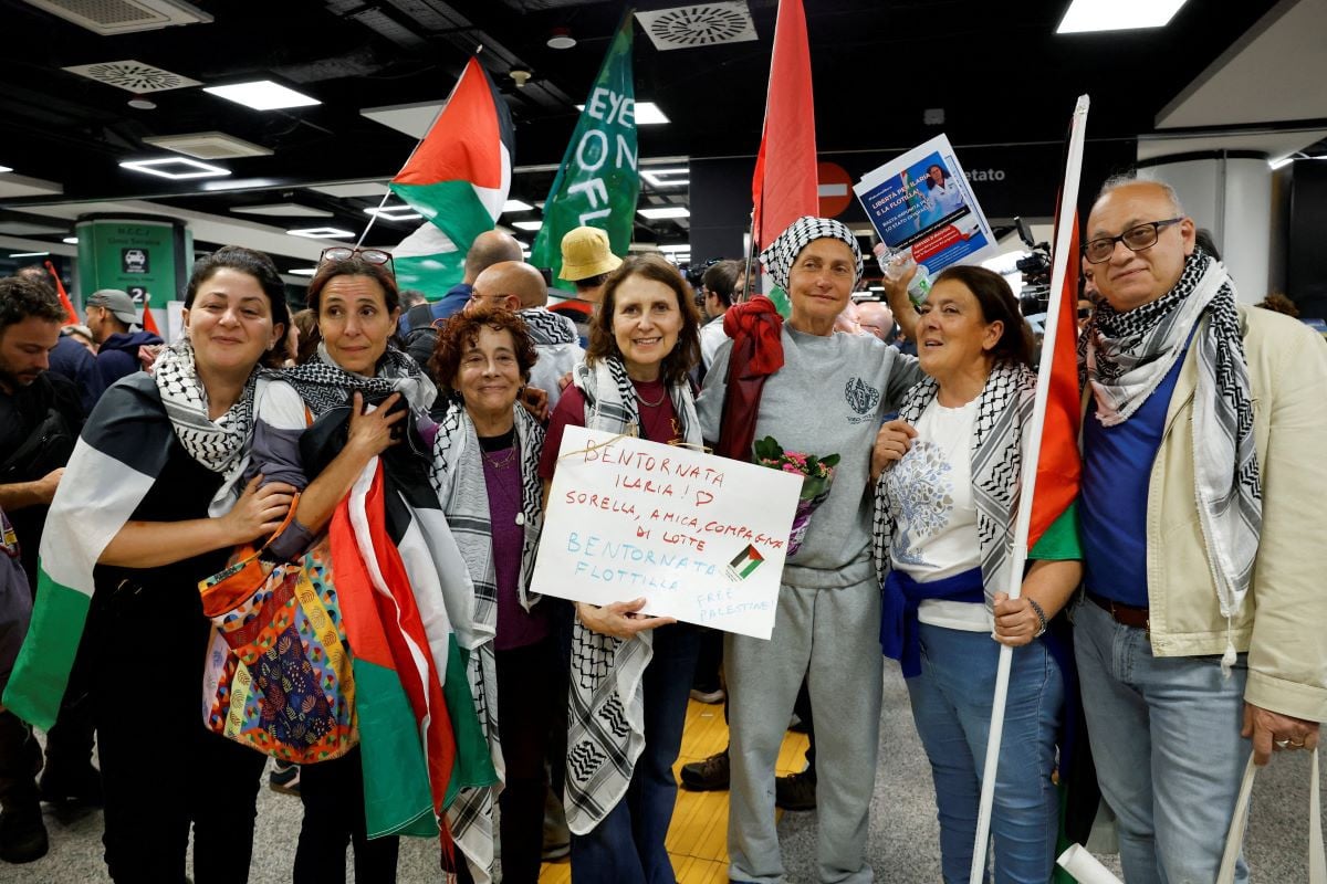 An Italian activist from the Gaza-bound Global Sumud Flotilla, detained by Israeli forces after their vessels were intercepted in international waters in the Mediterranean, poses for a picture upon arrival at Fiumicino Airport, in Fiumicino, Italy, May 21, 2026. REUTERS/Remo Casilli