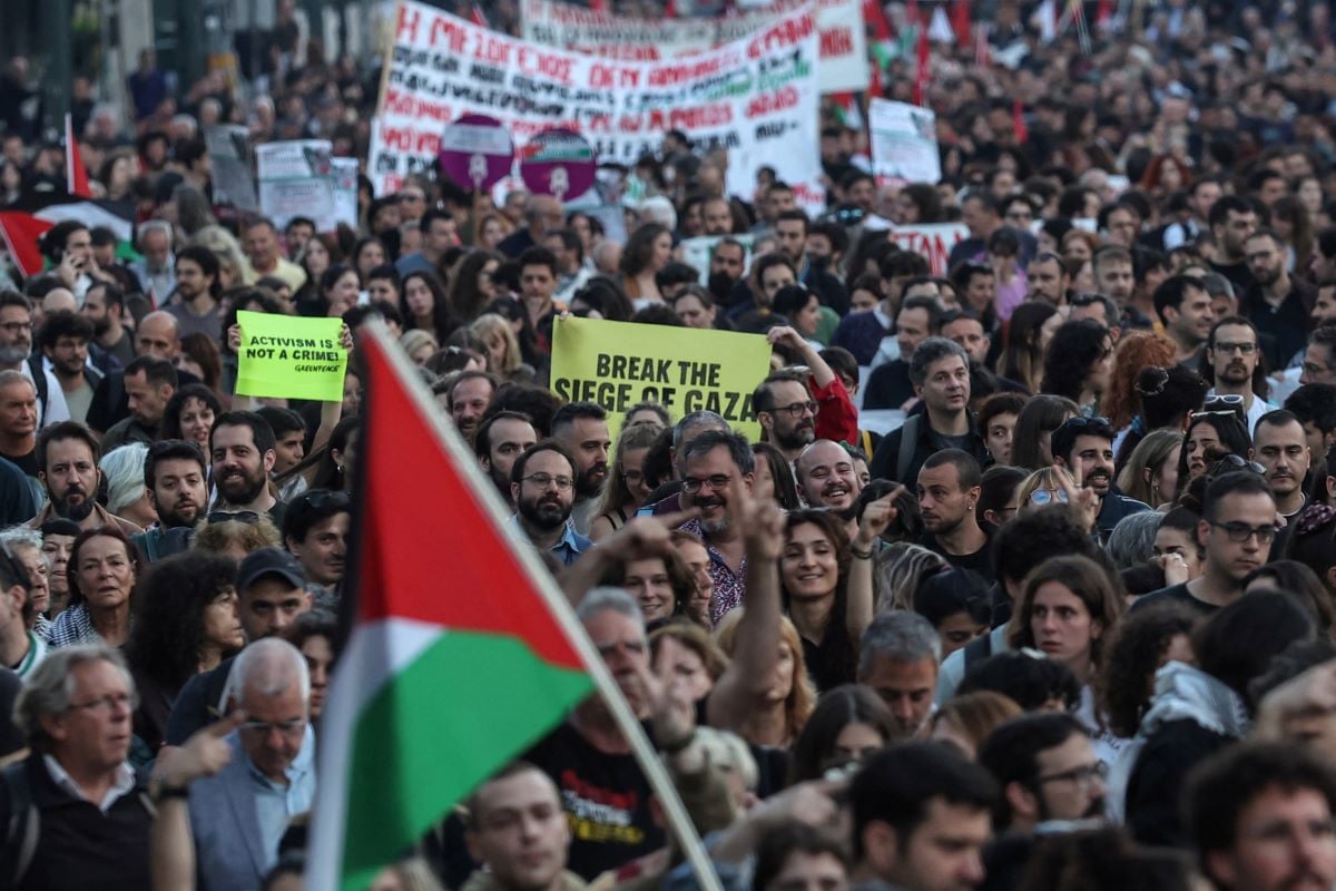 Protesters who oppose the interception of the Gaza aid flotilla march to the Israeli embassy in Athens, Greece, May 21, 2026. REUTERS/Louisa Gouliamaki