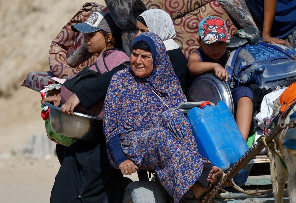 Displaced Palestinians, fleeing northern Gaza due to an Israeli military operation, ride a vehicle pulled by an animal as they move southwards following Israeli forces' orders to leave Gaza City, in the central Gaza Strip October 3, 2025.PHOTO:REUTERS