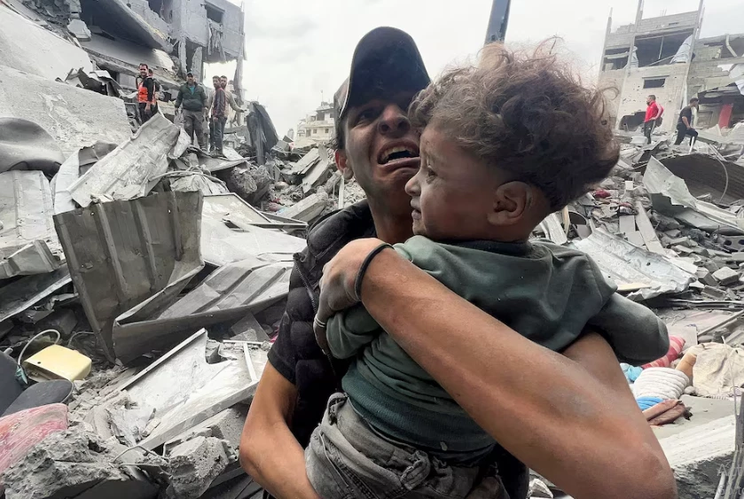 a palestinian man reacts as he holds a child at the site of an israeli strike on a house in shejaia in gaza city photo reuters a palestinian man reacts as he holds a child at the site of an israeli strike on a house in shejaia in gaza city photo reuters