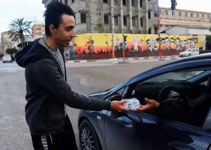 a palestinian christian man ehab ayyad offers dates and water to muslims held up in traffic or getting late for home to break their fast during ramadan in gaza city april 12 2023 photo reuters a palestinian christian man ehab ayyad offers dates and water to muslims held up in traffic or getting late for home to break their fast during ramadan in gaza city april 12 2023 photo reuters