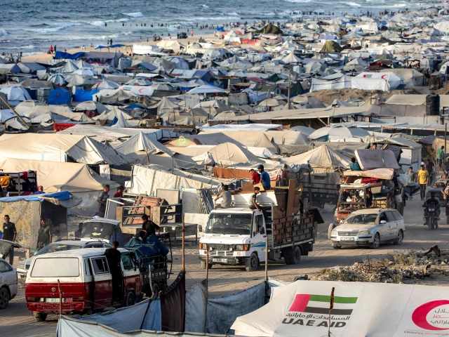 vehicles move past people s tents erected along the waterfront in gaza city as people evacuate southbound on september 2 2025 photo afp vehicles move past people s tents erected along the waterfront in gaza city as people evacuate southbound on september 2 2025 photo afp