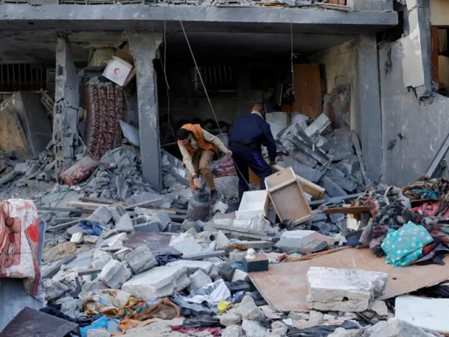 palestinians inspect the site of an israeli attack on a house in khan younis in the southern gaza strip march 31 2025 photo reuters palestinians inspect the site of an israeli attack on a house in khan younis in the southern gaza strip march 31 2025 photo reuters