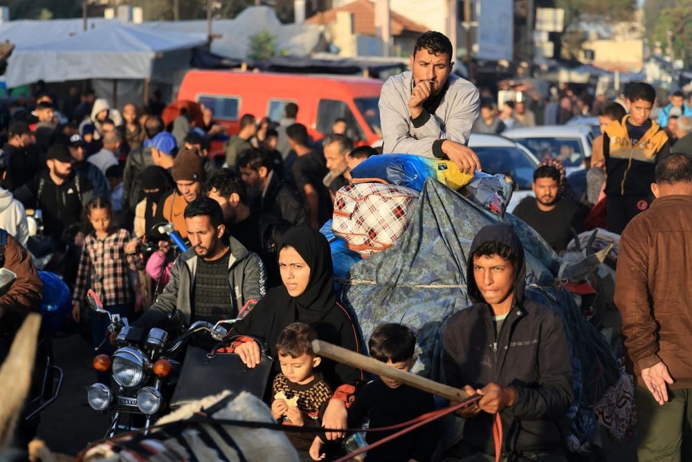 palestinians who had taken refuge in temporary shelters return to their homes in eastern khan younis in the southern gaza strip during the first hours of a four day truce between israel and hamas on november 24 2023 photo afp