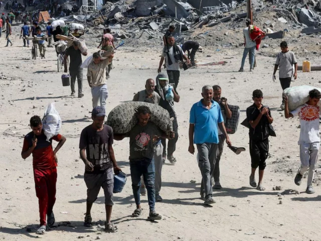 palestinians in the southern gaza strip following israeli forces withdrawl from the area photo reuters palestinians in the southern gaza strip following israeli forces withdrawl from the area photo reuters