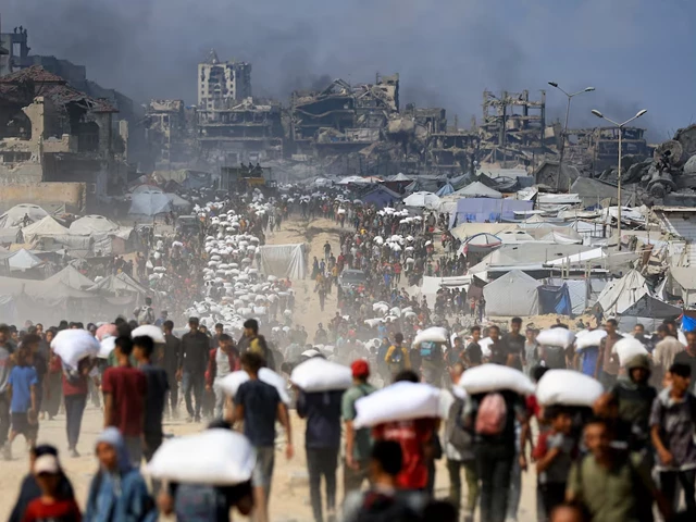 palestinians gather as they carry aid supplies that entered gaza through israel amid a hunger crisis in beit lahia in the northern gaza strip july 20 2025 photo reuters