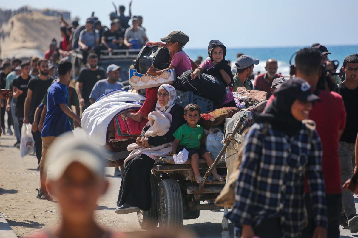Palestinians make their way along Al-Rashid road toward Gaza City from Nuseirat in the central Gaza Strip on October 10, 2025. PHOTO:AFP