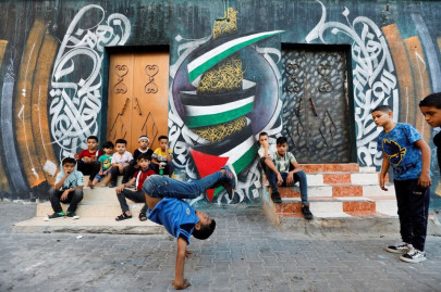 gaza children breakdance to kick stress away
