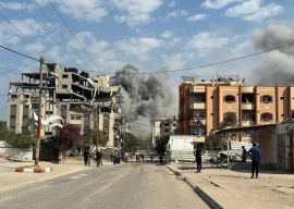 israeli strike kills 10 palestinians near gaza school sheltering displaced people