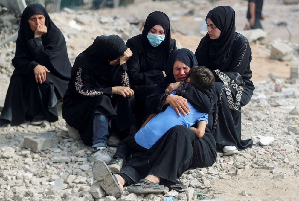 Mourners react during the funeral of Palestinians killed in Israeli fire, according to medics, at Al-Shifa hospital, in Gaza City, August 28, 2025.PHOTO: REUTERS