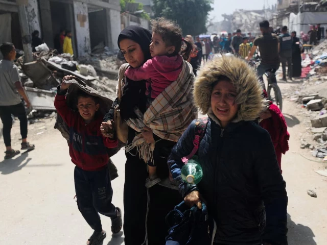 gazans flee photo reuters