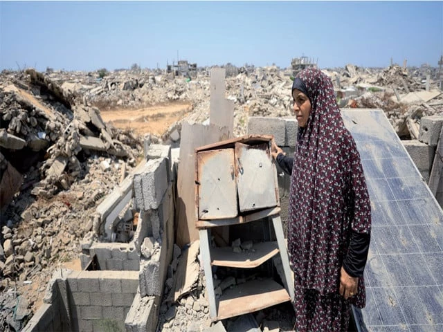 displaced a palestinian woman soumah dawla looks on as she stands on the rooftop of a house where she has taken shelter after being displaced due to the further advancement of the israeli military s yellow line in gaza city photo reuters displaced a palestinian woman soumah dawla looks on as she stands on the rooftop of a house where she has taken shelter after being displaced due to the further advancement of the israeli military s yellow line in gaza city photo reuters