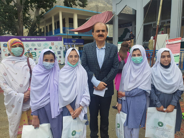 chief secretary mohyuddin ahmad wani with students at a career fest in g b photo twitter csgbpk
