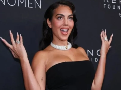 georgina rodr guez flashes massive diamond ring at nyc gala georgina rodr guez flashes massive diamond ring at nyc gala