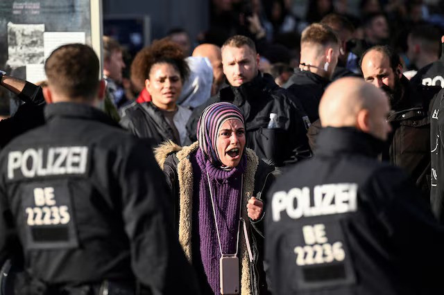 a woman speaks to police officers on potsdamer platz during an unannounced pro palestinian protest amid the ongoing conflict between israel and the palestinian group hamas in berlin germany october 22 2023 photo reuters