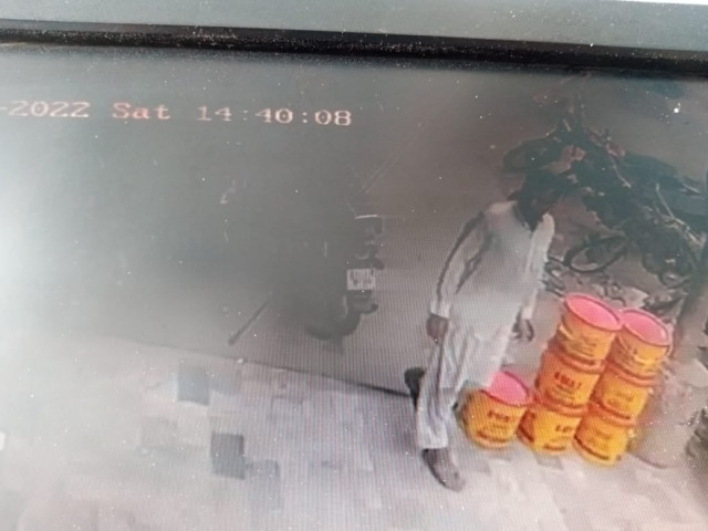 the suspect steals four buckets of ghee from outside a shop in the karachi s lines area locality screengrab the suspect steals four buckets of ghee from outside a shop in the karachi s lines area locality screengrab