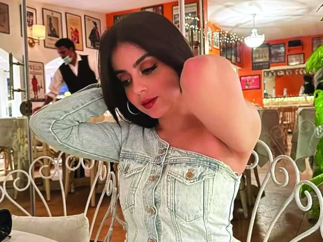 yashma teaches us how to slay at a caf photo instagram yashma teaches us how to slay at a caf photo instagram