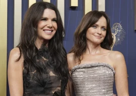 lauren graham and alexis bledel discuss possibility of more gilmore girls episodes lauren graham and alexis bledel discuss possibility of more gilmore girls episodes