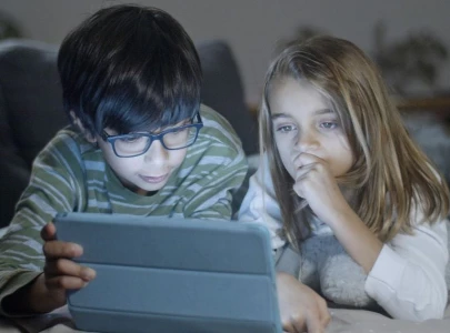 got kids glued to screens experts share how to break the spell