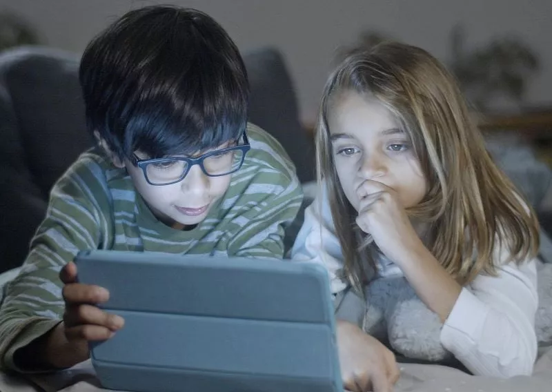 got kids glued to screens experts share how to break the spell got kids glued to screens experts share how to break the spell