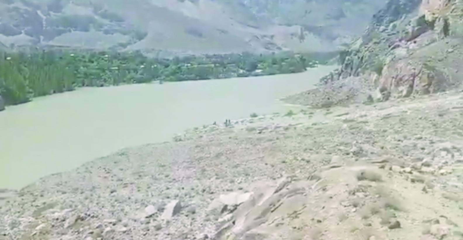 Indus erosion breaches embankment in Mianwali, nearby villages on alert