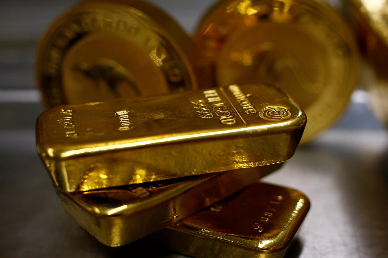 Gold hits new peak