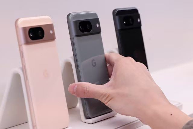 a person examines the new pixel 8 phone in new york city us october 4 2023 photo reuters a person examines the new pixel 8 phone in new york city us october 4 2023 photo reuters
