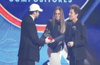 bad bunny accepts the award for best urban song for deb tirar m s fotos from presenters daisy fuentes and richard marx at the 26th annual latin grammy awards in las vegas photo reuters