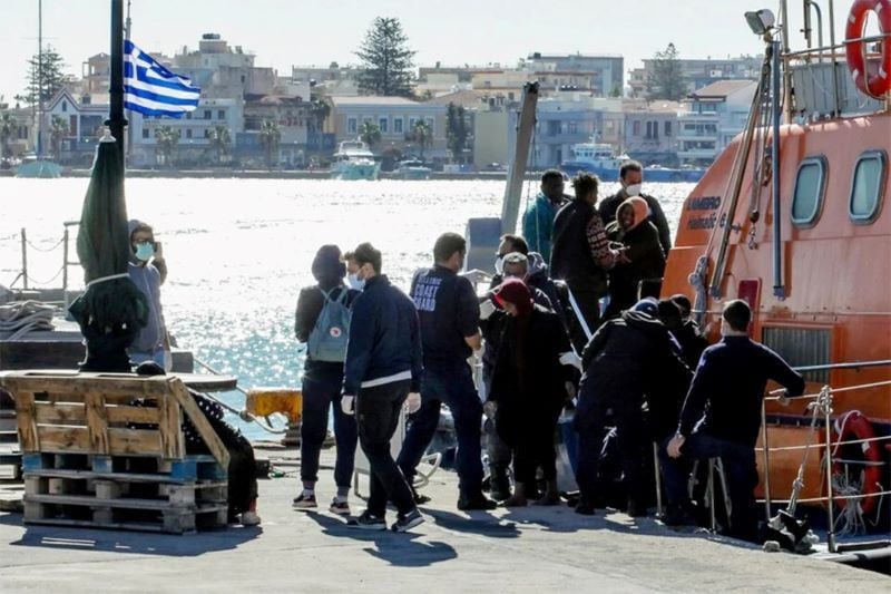 greece police investigating pakistani person in died in detention photo reuters