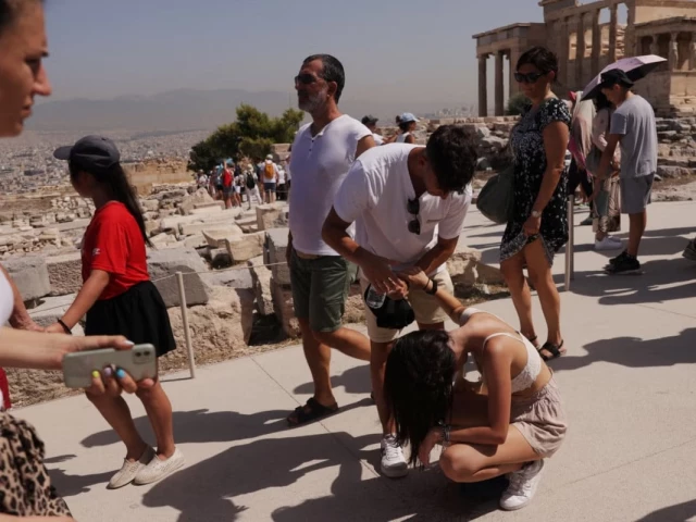 Greece braces for temperatures of up to 41C as wildfire contained near Athens Greece braces for temperatures of up to 41C as wildfire contained near Athens