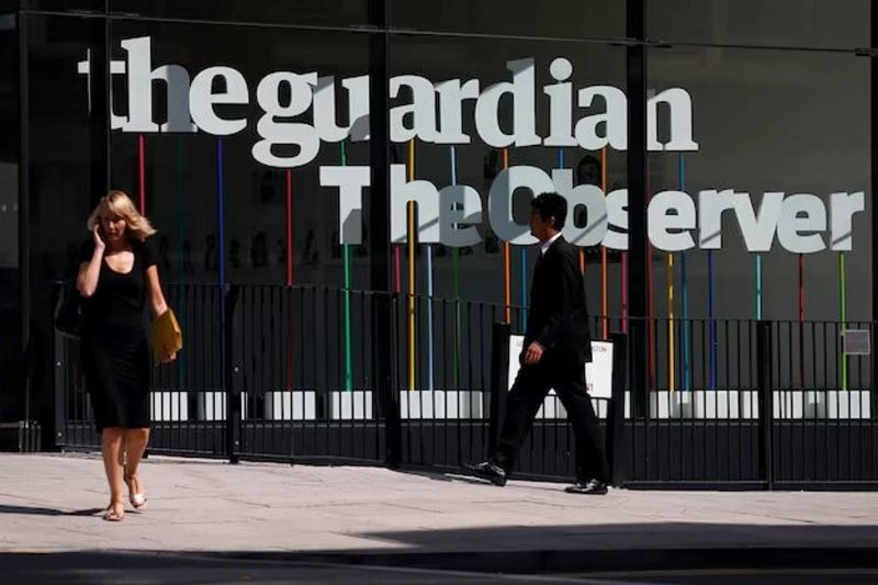 pedestrians walk past the entrance of the guardian newspaper building in london august 20 2013 photo reuters