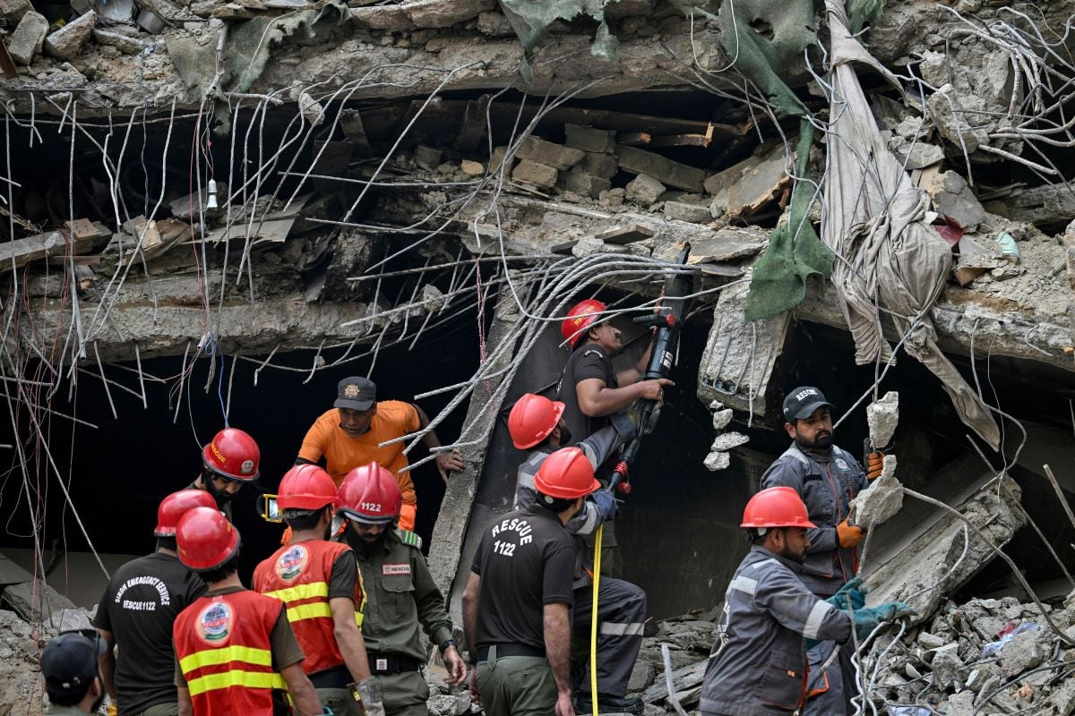 Rescue workers search amid the debris after a massive fire at a shopping mall in Karachi on January 19, 2026.PHOTO:AFP