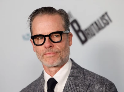 guy pearce says kevin spacey targeted him on l a confidential set