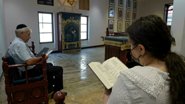 bahrain s jews worship in public for first time in decades bahrain s jews worship in public for first time in decades