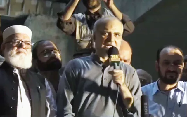 ji chief hafiz naeem addressing sit in at rawalpindi s liaquat bagh on friday screengrab ji chief hafiz naeem addressing sit in at rawalpindi s liaquat bagh on friday screengrab