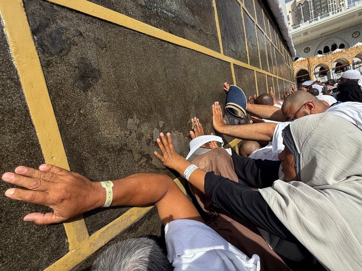 Muslim pilgrims touch the Kaaba's wall at the Grand Mosque, ahead of the annual hajj pilgrimage, in Mecca, Saudi Arabia, May 18. REUTERS