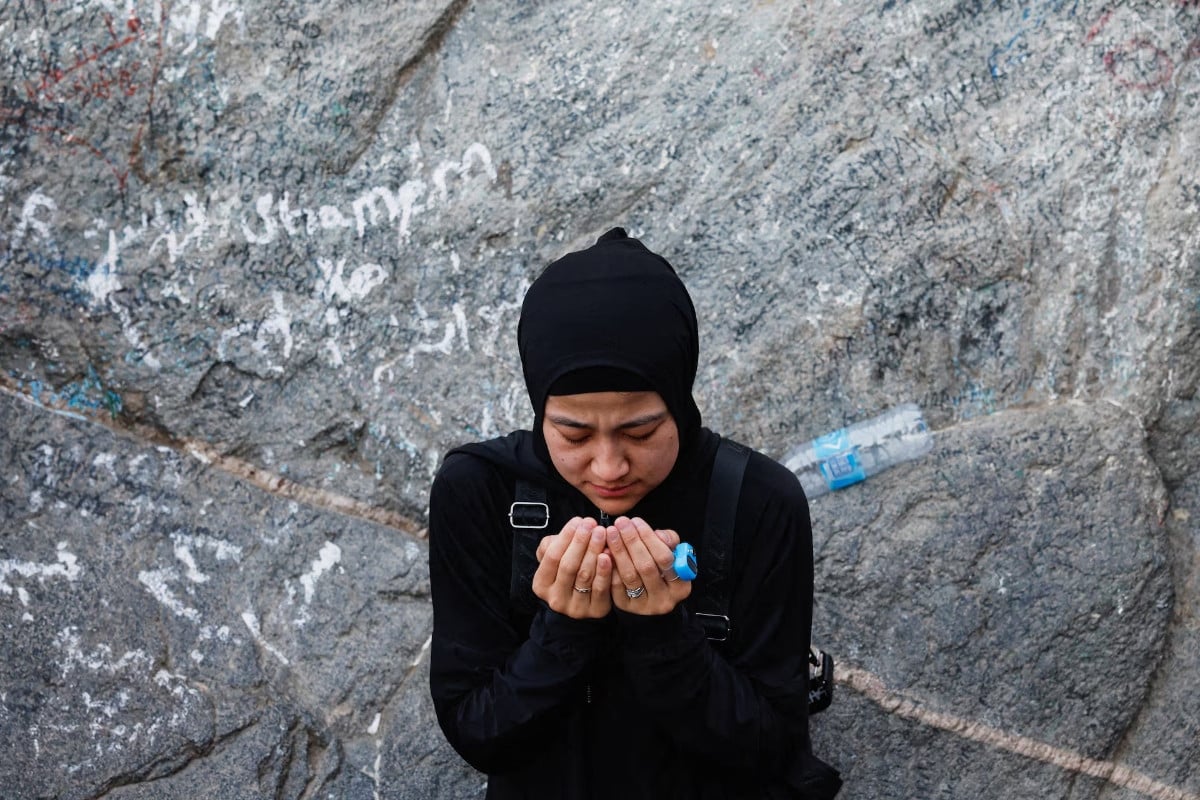 A Muslim pilgrim woman prays at Mount Al-Noor, in the holy city of Mecca, Saudi Arabia, May 21. REUTERS