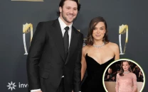 hailee steinfeld debuts baby bump at golden globes as josh allen misses event