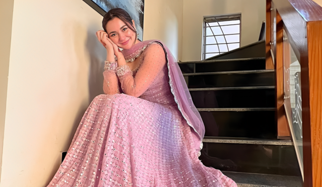 it can be daunting hania aamir opens up on fame after mere humsafar