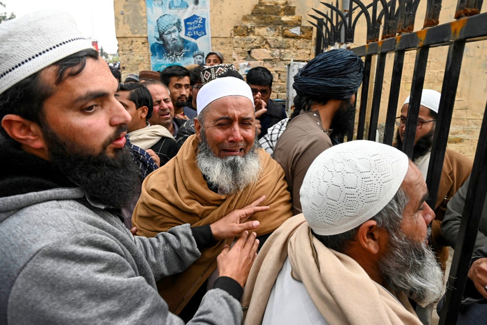 People mourn the death of JUI-S chief Maulana Hamidul Haq Haqqani, one of six victims killed in the suicide bombing at Darul Uloom Haqqania on Friday. Photo: AFP