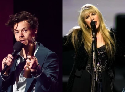 harry styles joins stevie nicks on stage for tribute to christine mcvie harry styles joins stevie nicks on stage for tribute to christine mcvie