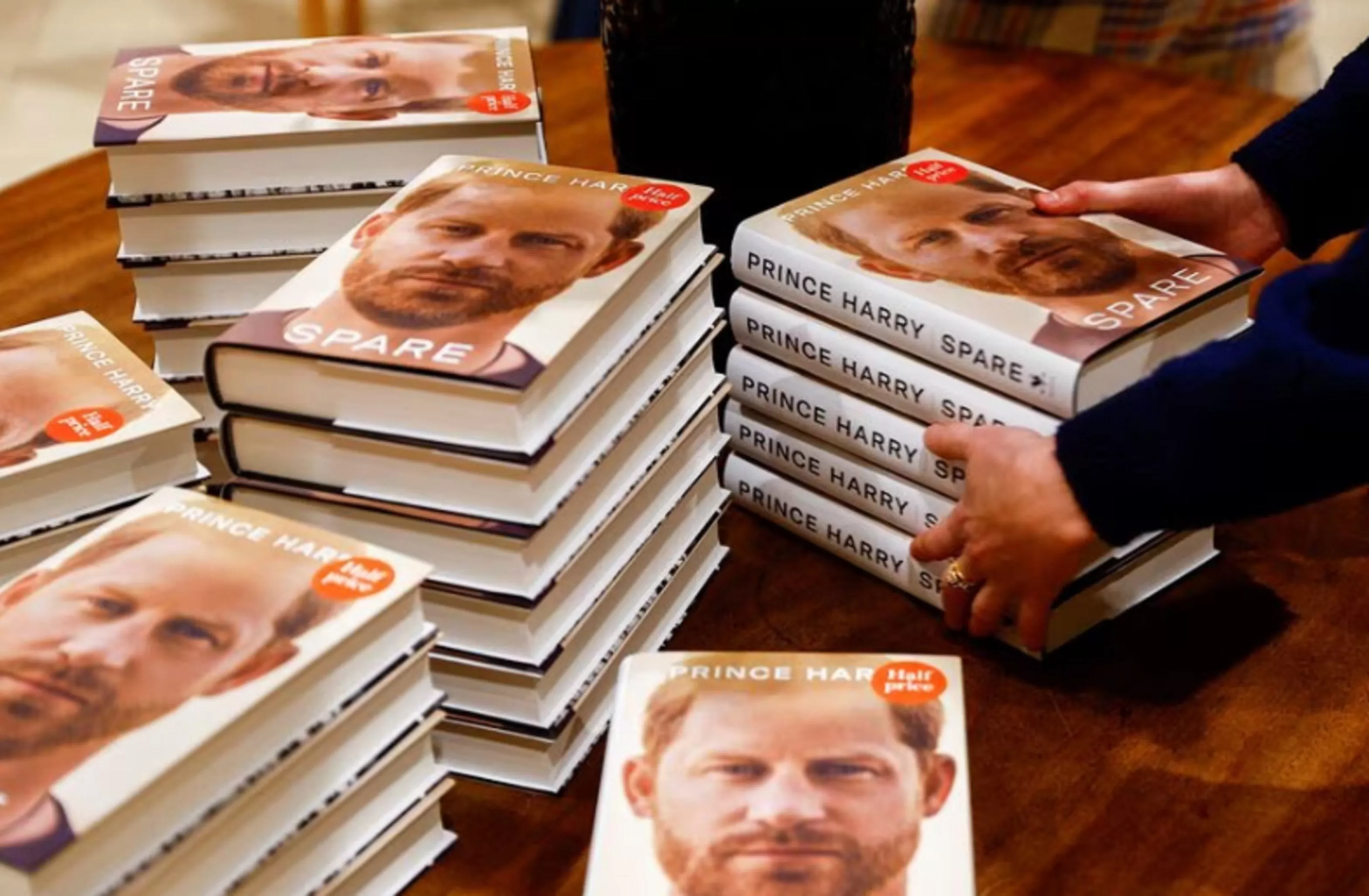 a staff member arranges britain s prince harry s autobiography spare at waterstones bookstore in london britain january 10 2023 reuters peter nicholls a staff member arranges britain s prince harry s autobiography spare at waterstones bookstore in london britain january 10 2023 reuters peter nicholls