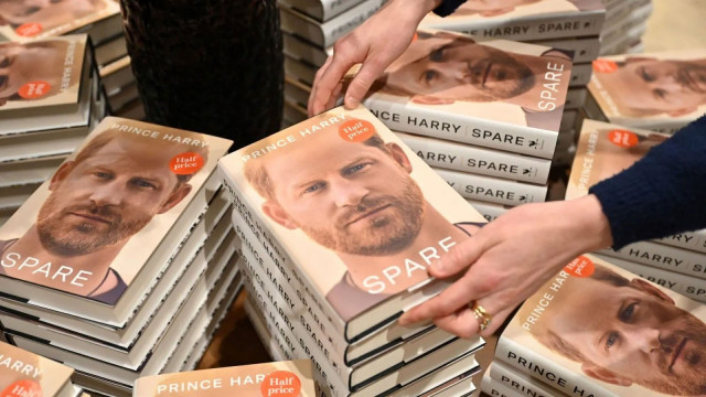 spare harry tell all sells 1 4 million copies on first day beats obama s book spare harry tell all sells 1 4 million copies on first day beats obama s book