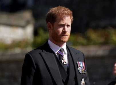 meghan markle pressuring prince harry to maintain palace ties for monetary benefit royal expert